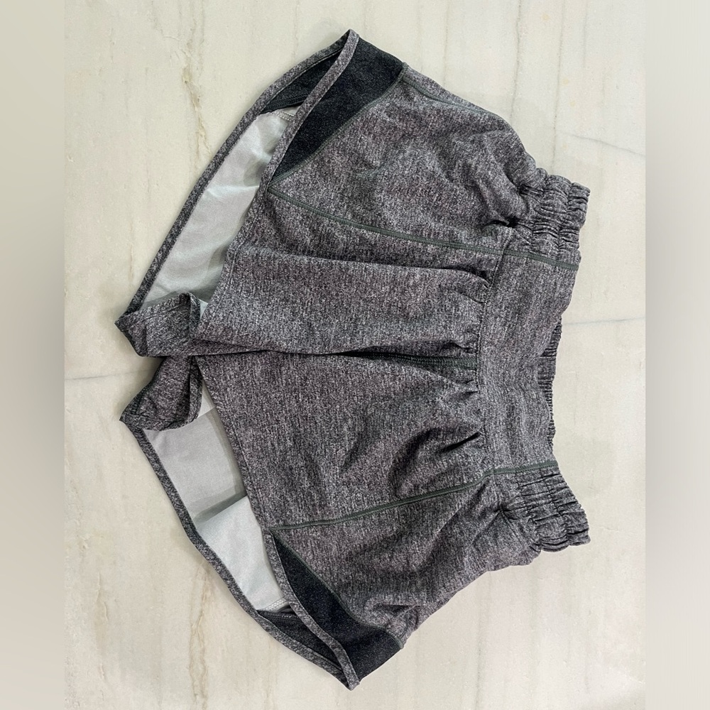 Lululemon hotty hot 2.5 size 2 grey shorts